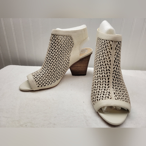 Brand New Vince Camuto Perforated Leather Peep-Toe Sandals Dastana Vanilla 8.5M - Picture 2 of 8